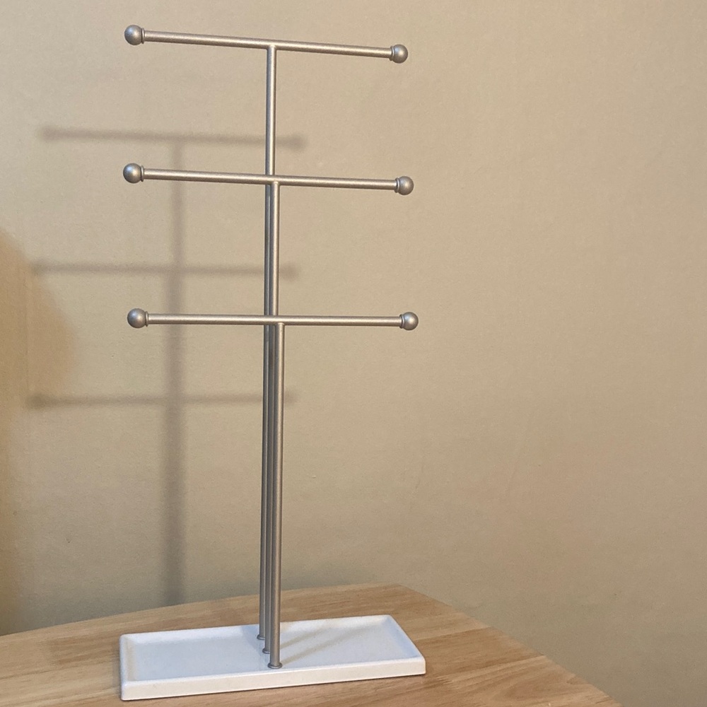 Umbra Modern Silver Jewelry Organizer with White Base